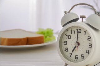 目覚まし時計と朝食 2.jpeg